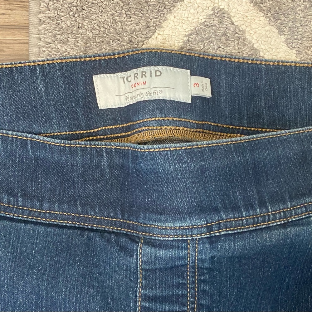 Torrid 3 - Picture 2 of 2